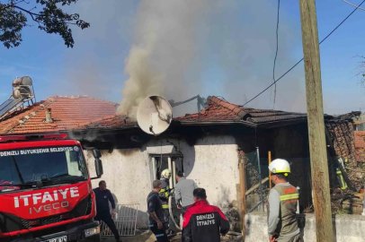 Alevlerin sardığı ev kullanılamaz hale geldi
