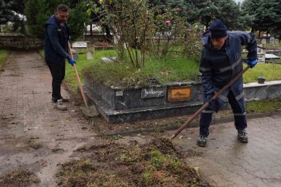 Düzce’de mezarlıklarda bakım ve temizlik çalışmaları sürüyor
