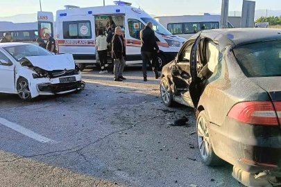 Malatya’da iki otomobilin çarpıştığı kaza kamerada: 1’i ağır 6 yaralı
