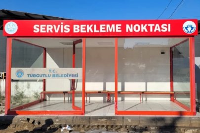 Turgutlu’daki servis durakları temizlenirken vatandaşlara da çağrıda bulunuldu
