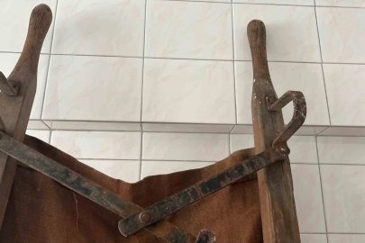 Çöpten tarih çıktı: Zabıta bulduğu ’1915’ damgalı askeri sedyeyi tarihe emanet etti
