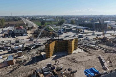 Hastane ile şehir merkezi ulaşımını kolaylaştıracak köprüde ilk ayağın betonu döküldü
