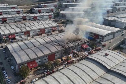 Alevlere teslim olan fabrika yangını havadan görüntülendi
