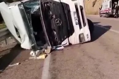 Kilis’te devrilen tırın sürücüsü yaralandı
