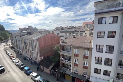 Apartmanların arasında kalan evini satmıyor, yarım asırlık hatıralarla yaşıyor
