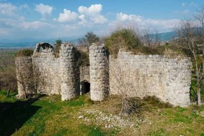 Tarihi Anacık Kalesi zamana direniyor
