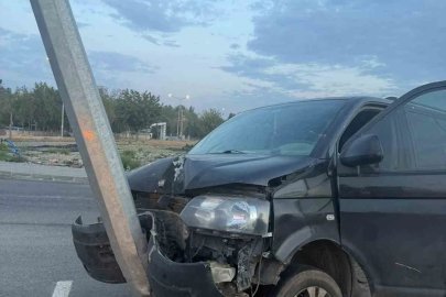 Batman’da hafif ticari araç aydınlatma direğine çarptı: 1 yaralı
