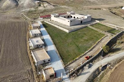 Görenler orta çağ kalesi sanıyor, Kale Çiftlik Projesi açılış için gün sayıyor
