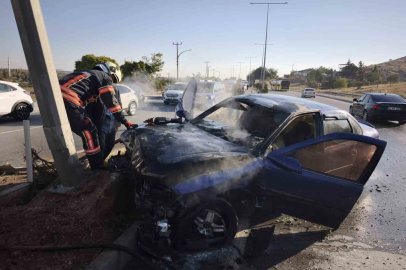 Malatya’da aydınlatma direğine çarpan otomobil alev aldı
