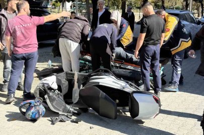 Otomobile çarpan motosikletin sürücüsü yaralandı: Kaza anı kamerada
