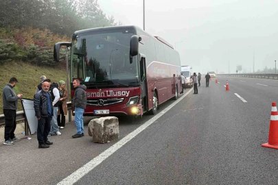 TEM Otoyolu’nda kamyonet, otomobil ve otobüs çarpıştı: 2 yaralı
