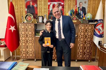 Hisarcık’ta kitap okuyan öğrenciye Başkan Demirtaş’tan destek
