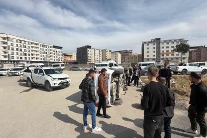 Yüksekova’da kamyonetle hafif ticari araç çarpıştı: 1 yaralı
