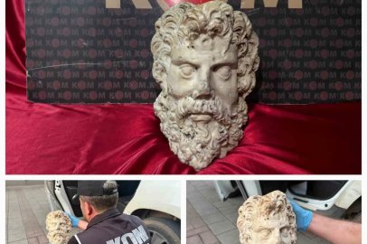 İzmir’de 2 bin yıllık Zeus mermer heykel başı ele geçirildi
