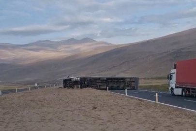Iğdır-Doğubayazıt karayolunda tır devrildi, yol ulaşıma kapandı

