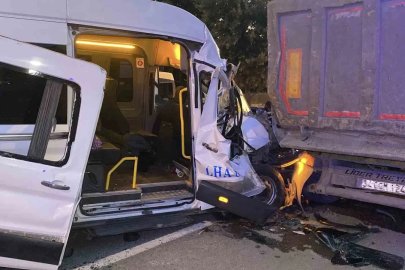 Arnavutköy’de servis minibüsü hafriyat kamyonuna çarptı: 9 yaralı
