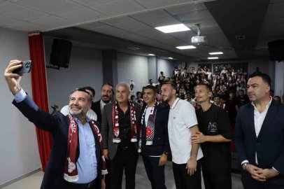 Elazığ’da tribünleri aratmayan okul buluşması: Meşale ve tezahüratlarla karşılandılar
