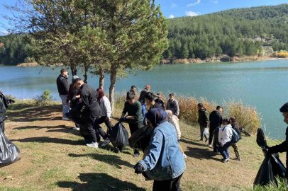 Üniversite öğrencileri hem manzaranın tadını çıkardı hem de tescilli gölette temizlik yaptı
