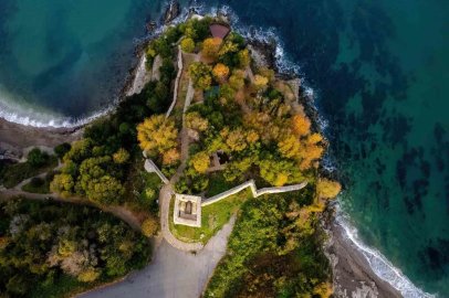 Akçakoca’daki Ceneviz Kalesi sonbahar renklerine büründü
