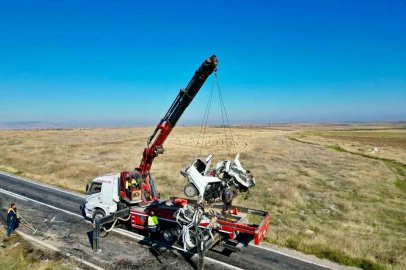 4 kişinin öldüğü kazada otomobiller parçalanarak hurdaya döndü
