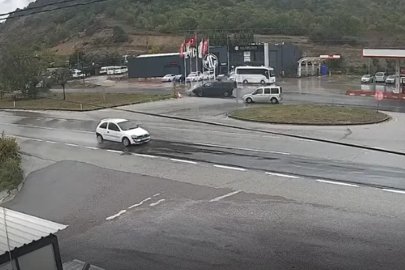 Yalova’da otomobilin ikiye bölündüğü kaza kamerada
