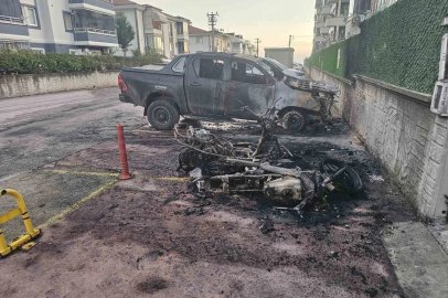 Park halindeki 2 motosiklet ve cip alevlere teslim oldu: Araçlar hurdaya döndü
