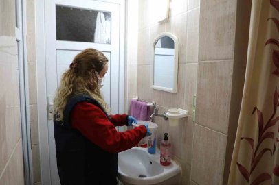 Şehzadeler Belediyesinden ihtiyaç sahiplerine evde temizlik hizmeti
