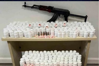 İzmir’de bir evden binlerce uyuşturucu hap ve kalaşnikof ele geçirildi
