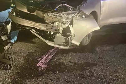 Otomobil bariyere çarptı: 2 yaralı
