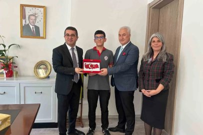 Yere düşen Türk bayrağını öpüp başına koyan liseli öğrenciye makamda kabul
