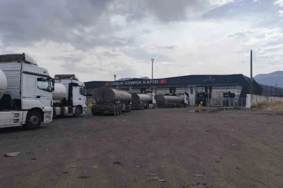 Habur’da tır şoförlerinden düzenli sevk sistemi talebi: "1000 lira ödüyoruz, parkta bekleyemiyoruz"
