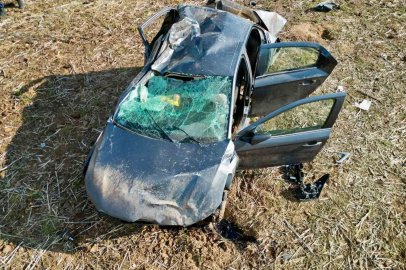 Kağıt gibi ezilen otomobilden şans eseri yaralı çıktı
