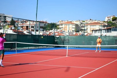 Kuşadası’nda Cumhuriyet Kupası için 86 raket korta çıktı
