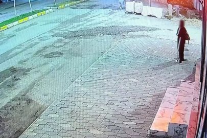Vicdanları sızlatan anlar kamerada: Yemek yiyen kediye taşla vurdu
