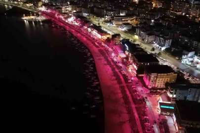 Sahilde pembe seferberlik: Meme kanserine karşı farkındalık ışıkları
