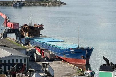 Giresun’da hasarlı gemiden yayılan yanık kokusu endişelendirdi
