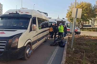 Minibüs ile motosiklet çarpıştı: 1 yaralı
