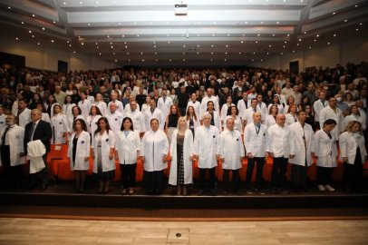 AÜ’de 330 hekim adayı beyaz önlüklerini törenle giydi
