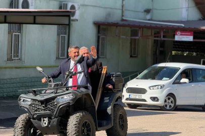 Başkan Çetinkaya makam aracını bıraktı, mahalleyi ATV ile gezdi
