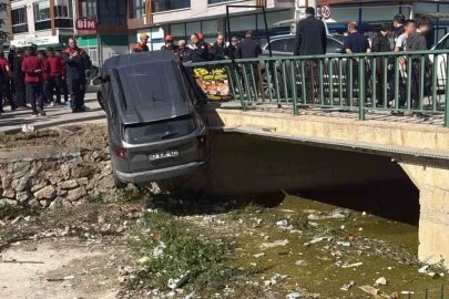 3 aracın karıştığı kazada araçlardan biri dereye uçtu
