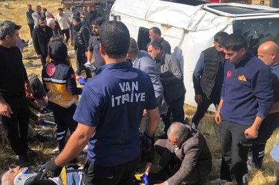 Van’da tır yolcu minibüsü ile çarpıştı: 11 yaralı
