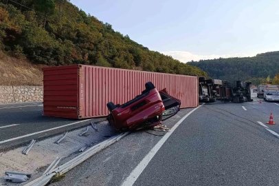 Devrilen tır yolu ulaşıma kapadı
