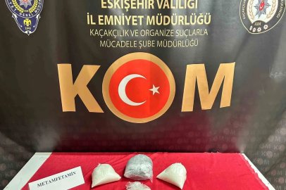 Eskişehir’de polis 3 kilo uyuşturucu ve binlerce sentetik hap ele geçirildi
