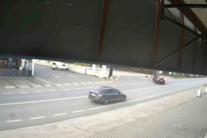 Motosiklet ile otomobil çarpıştı
