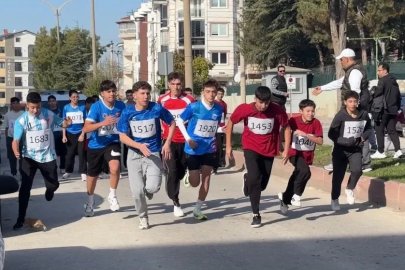 Tavşanlı’da gençler Cumhuriyet koşusunda ter döktü
