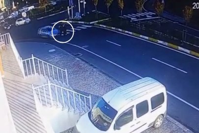 Yaya geçidinde iki öğretmene çarpan otomobilin dehşet anları kamerada
