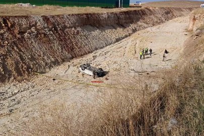 Şanlıurfa’da otomobil 15 metre yükseklikten çalışma yapılan yola uçtu: 1 ölü
