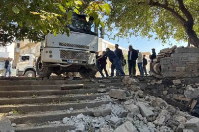 Diyarbakır’da faciadan dönüldü: Freni boşalan kamyon mahalleye girdi
