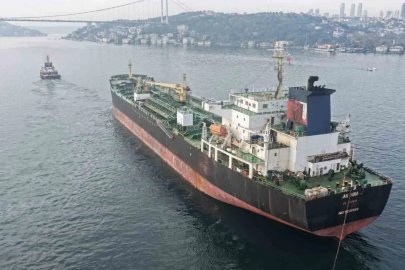 İstanbul Boğazı trafiğe kapatıldı: Dron saldırısına uğrayan AK ANA tankerinin geçişi havadan görüntülendi

