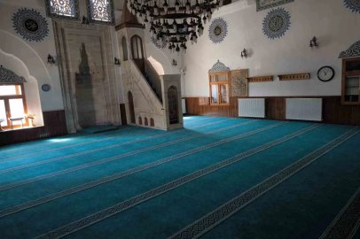 Sivas’ta hayır şartı kapsamında caminin halıları yenilendi
